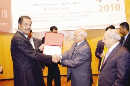 د. مجور أثناء تسليم جائزة رئيس الجمهورية للتميز السياحي أمس